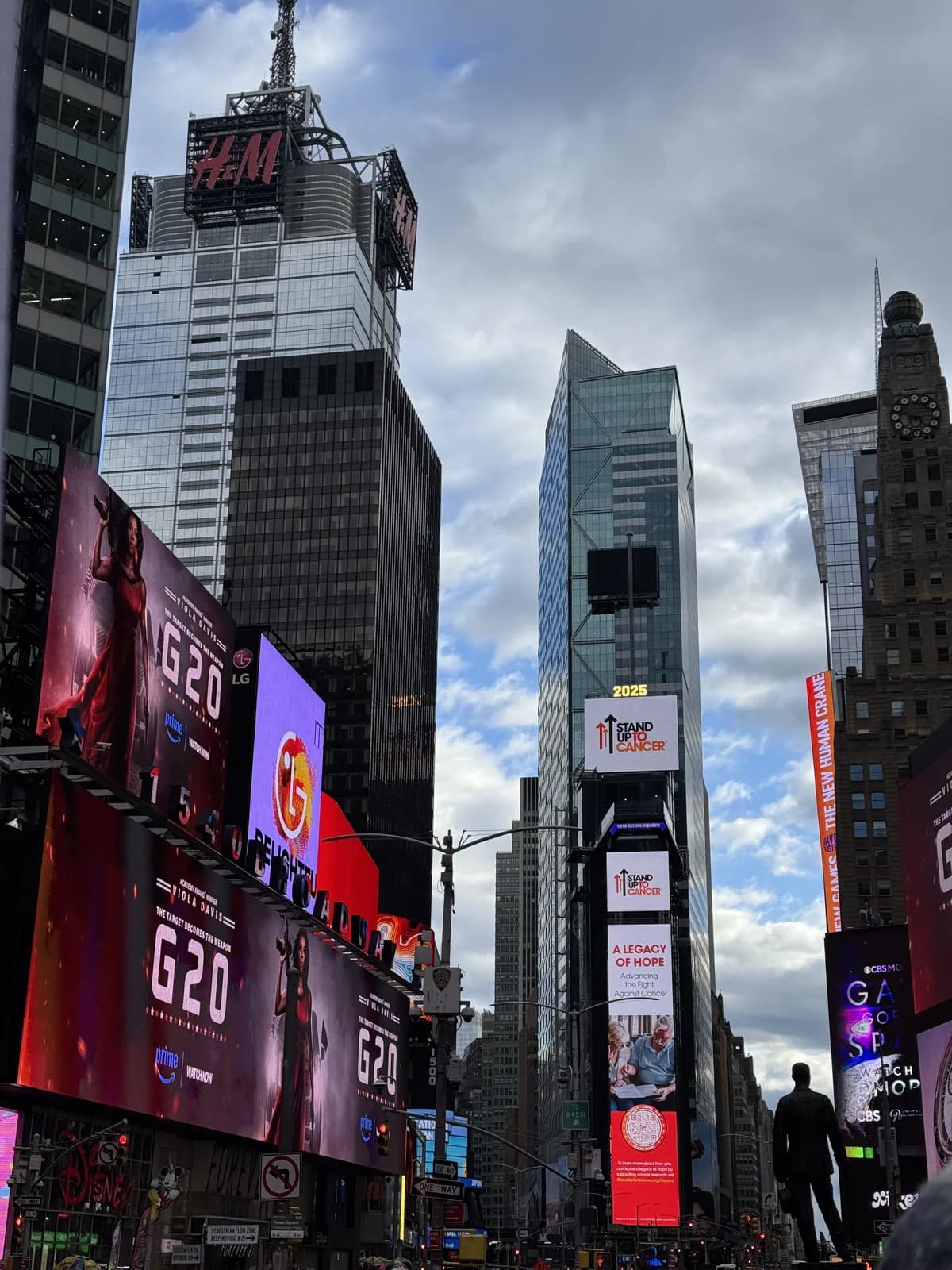 Times Square in New York, screens and skyscrapers